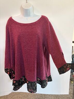 1X Plus Size Women’s Status By Chenault Maroon Layered Knit Top with Floral Hem